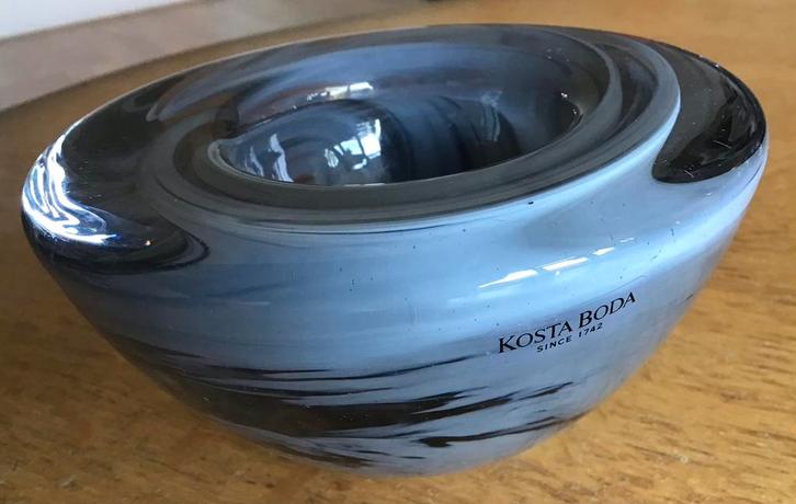 Kosta Boda Waxinelicht houder ATOLL grijs, Huis en Inrichting, Woonaccessoires | Kandelaars en Kaarsen, Zo goed als nieuw, Kandelaar