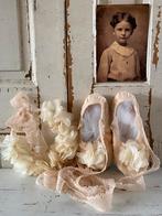 Brocante balletschoentjes met bloemenkransje, Antiek en Kunst, Ophalen of Verzenden
