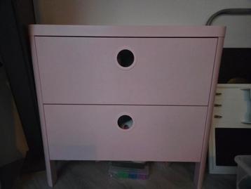 Lichtroze kastje met lades beschikbaar voor biedingen