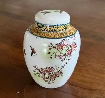 Klein Japans potje met deksel beschikbaar voor biedingen