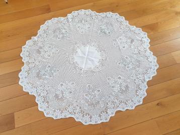 kant rond tafelkleed 120 + 150 cm groot 2x stuk brocante beschikbaar voor biedingen