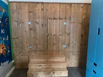 Houten bedstee met trapje, opbergladen en nachtkastje beschikbaar voor biedingen