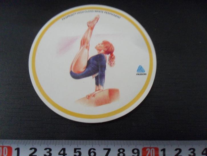 sticker strip vrouw turnen evenwichtsbalk, Verzamelen, Stickers, Zo goed als nieuw, Bedrijf of Vereniging, Ophalen