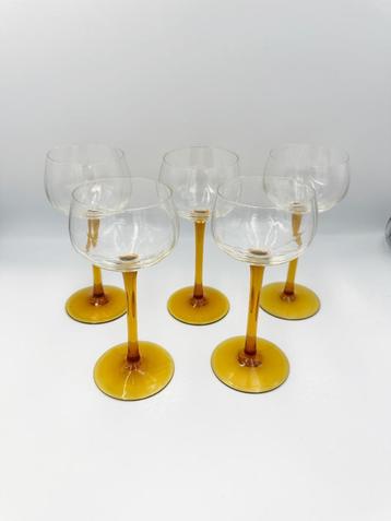 5 x mondgeblazen wijnglazen amber jaren 50 beschikbaar voor biedingen