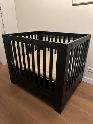 Zwarte box met lade beschikbaar voor biedingen