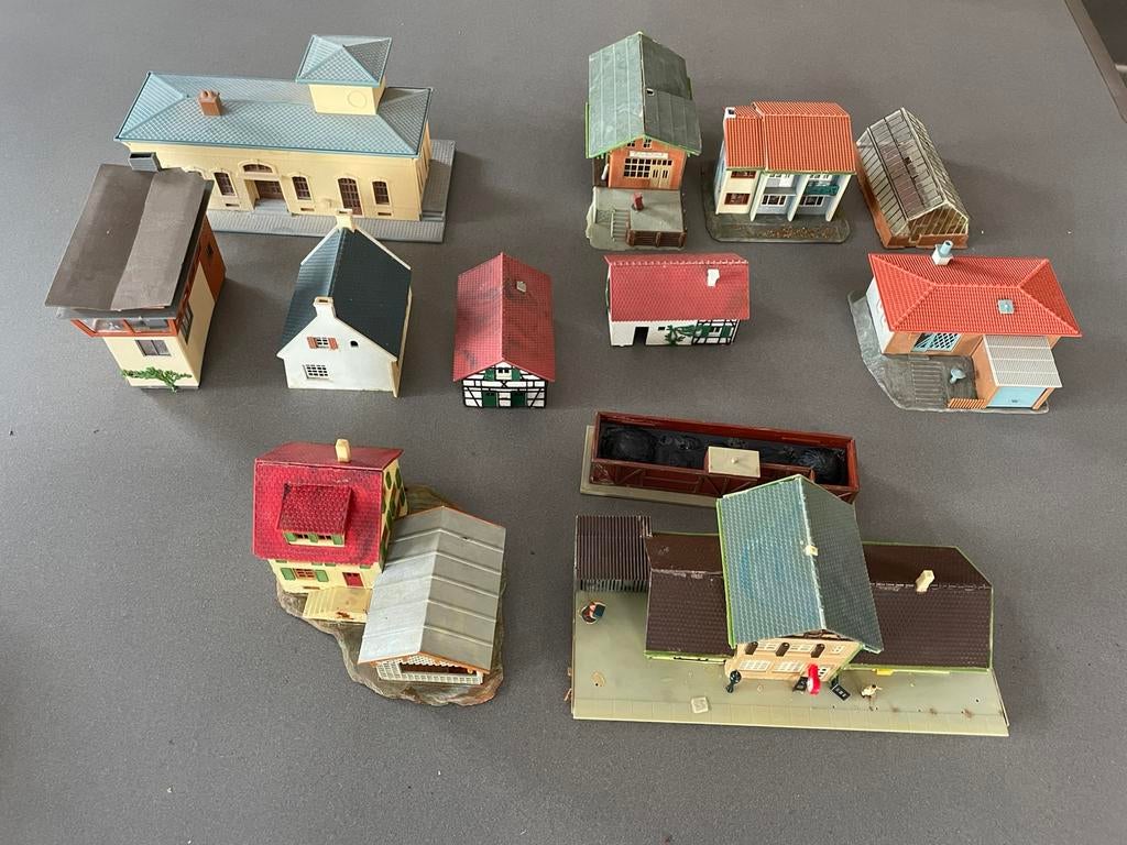 Ca 30 huisjes voor treinbaan en bomen met sneeuw, Hobby en Vrije tijd, Modeltreinen | H0, Overige merken, Gebruikt, Gelijkstroom of Wisselstroom