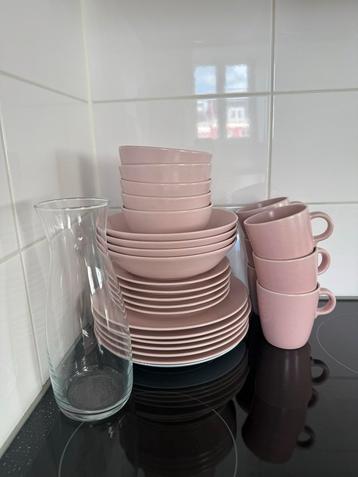Roze Servies + Glazen Kan beschikbaar voor biedingen