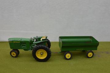 Oud metalen speelgoed John Deere tractor/ trekker met aanhan beschikbaar voor biedingen