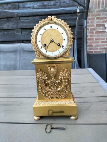 Bronze pendule met touwslinger beschikbaar voor biedingen