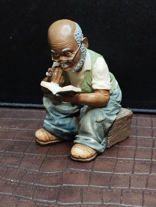 beeldje van een man die een boek leest en een pijp rookt, Verzamelen, Beelden en Beeldjes, Zo goed als nieuw, Mens, Ophalen of Verzenden