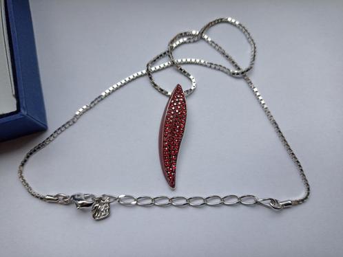 Swarowski hanger met rode strass steentjes en ketting - nieu, Verzamelen, Swarovski, Nieuw, Sieraad of Horloge, Ophalen of Verzenden