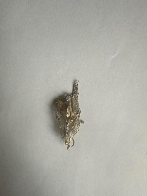 Antieke zilveren filigraan hanger met bloemmotief, Sieraden, Tassen en Uiterlijk, Broches, Gebruikt, Zilver, Goud, 4 tot 7 cm