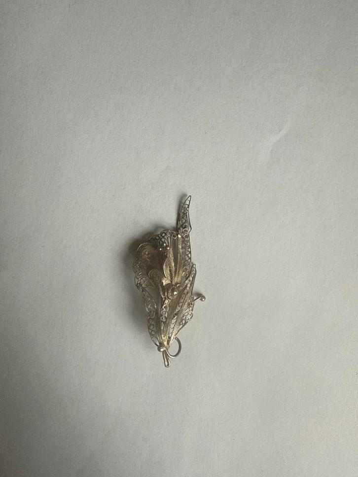 Antieke zilveren filigraan hanger met bloemmotief, Sieraden, Tassen en Uiterlijk, Broches, Gebruikt, Zilver, Goud, 4 tot 7 cm