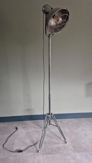 Industriële Stijl Staande Lamp beschikbaar voor biedingen