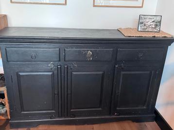 Mooie houten kast beschikbaar voor biedingen