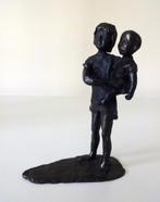 Bronzen beeldje staande jongen kind op arm Ammmerlaan 6272-b, Antiek en Kunst, Kunst | Designobjecten, Ophalen of Verzenden