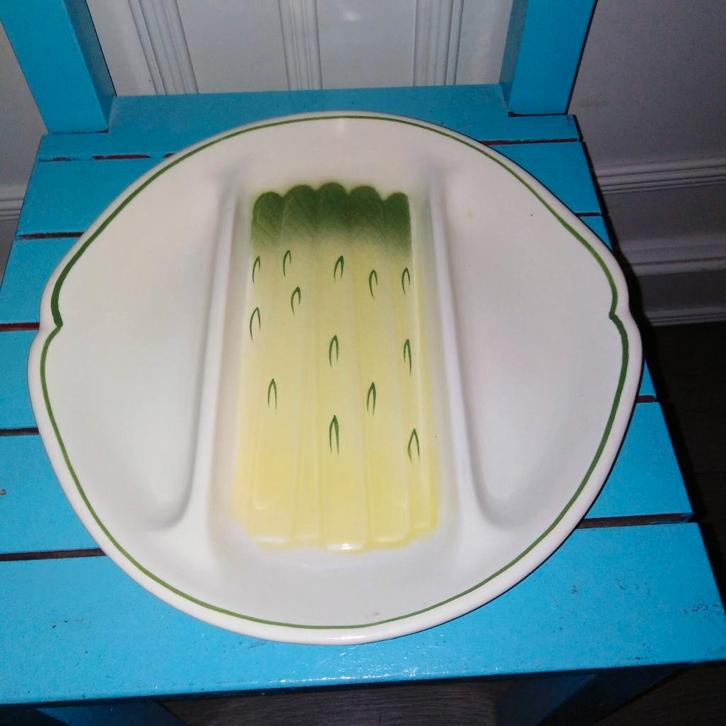Mooie aspergeschaal met asperge opdruk - made in France, Huis en Inrichting, Keuken | Servies, Gebruikt, Schaal of Schalen, Overige stijlen