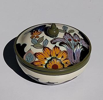 DORA ROYAL GOUDA Plateel schaaltje met deksel gesigneerd. beschikbaar voor biedingen