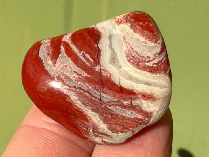 Polychroom jaspis broekzaksteen mineralen uit Zwitserland, Verzamelen, Mineralen en Fossielen, Mineraal, Ophalen of Verzenden