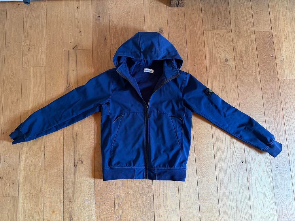 Stone Island soft shell jongensjas donkerblauw, maat 170, Kinderen en Baby's, Kinderkleding | Maat 170, Ophalen of Verzenden, Zo goed als nieuw