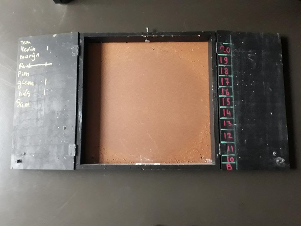 Mooie houten kast om dartbord in te hangen., Sport en Fitness, Darts, Ophalen of Verzenden, Dartbord