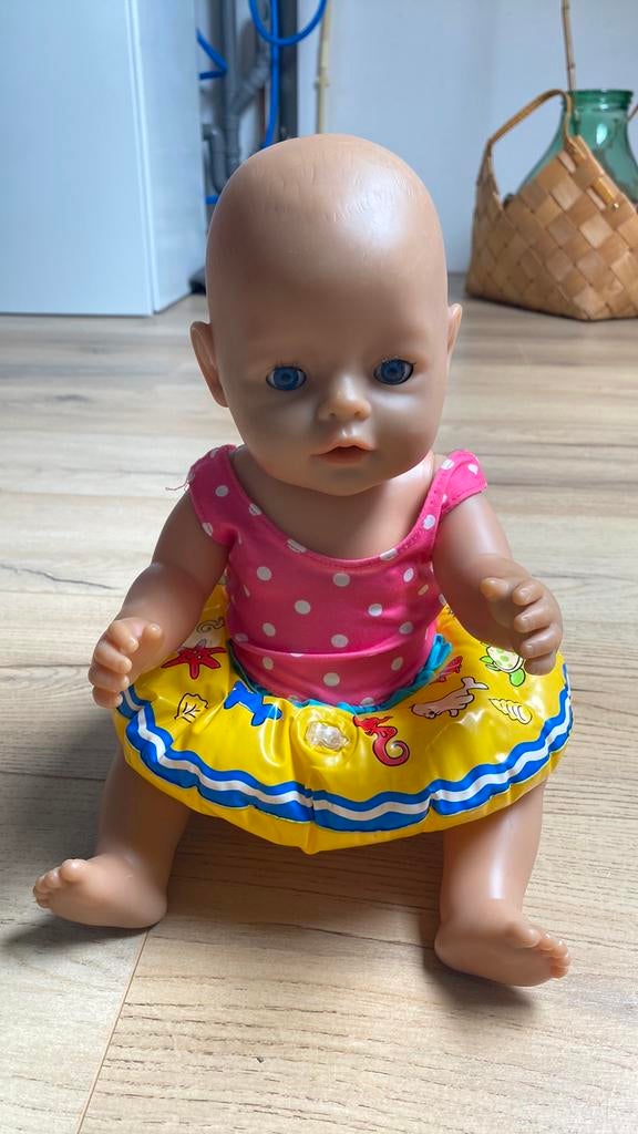Baby born met zwempak en zwemband, Ophalen, Zo goed als nieuw, Babypop