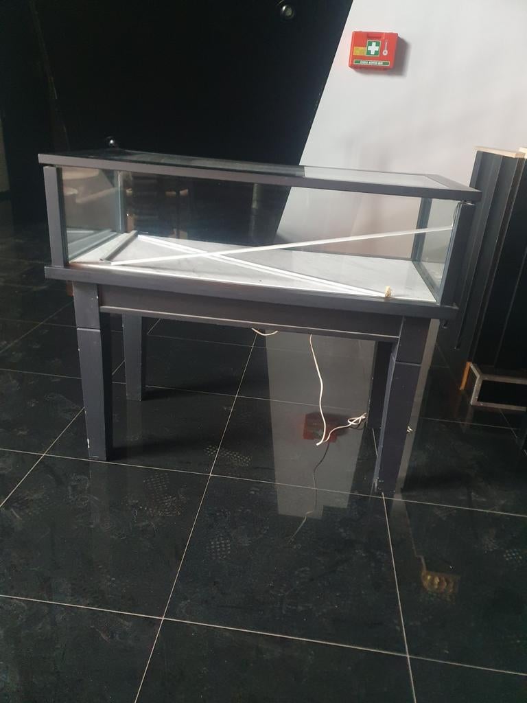 Twee vitrinekasten met marmer, Ophalen, Gebruikt