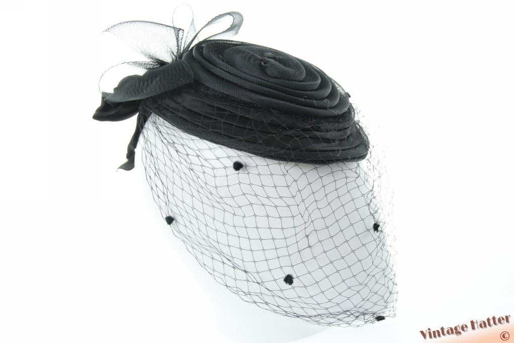 Dames cocktail rouwhoed zwart polyester + strik & voile 56, Ophalen of Verzenden, Zo goed als nieuw, 56 of 57 cm (M, 7 of 7⅛ inch)