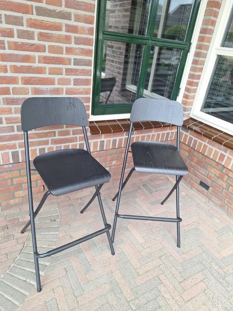 Twee zwarte barkrukken met gebruikersspoortjes, Ophalen of Verzenden, Gebruikt, Hout, Inklapbaar