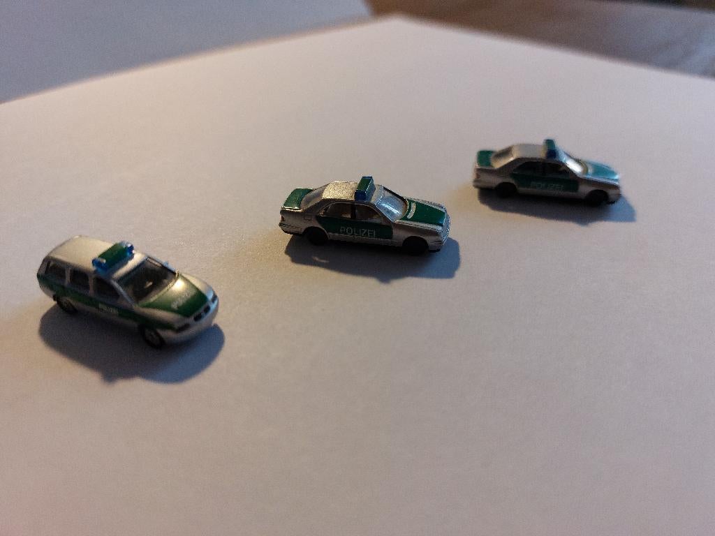 3 N-spoor politieauto's van Wiking, Hobby en Vrije tijd, Modeltreinen | N-Spoor, Overige merken, Gelijkstroom of Wisselstroom