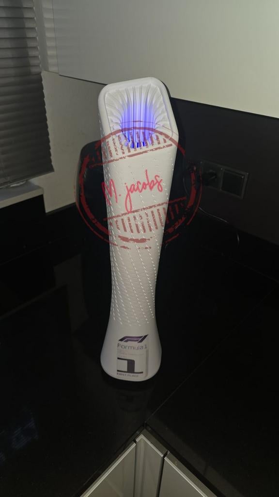 Formule 1 'Kiss Me' Trophy Lamp - 1:1 (60cm) of 1:2 (30cm), Ophalen of Verzenden, Nieuw, Formule 1