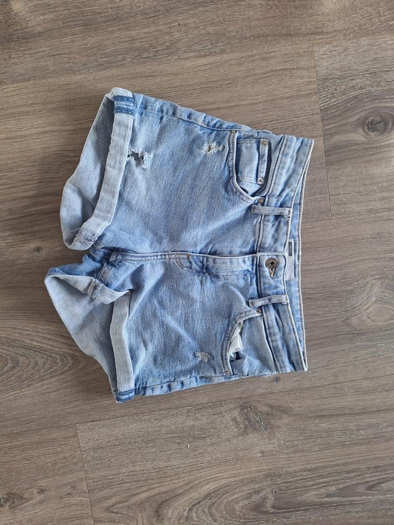 Lichtblauwe korte spijkerbroek maat 34, Kleding | Dames, Broeken en Pantalons, Kort, Blauw, Ophalen of Verzenden, Maat 34 (XS) of kleiner