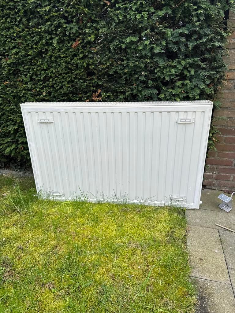 Twee plaats radiator met ombouw, Doe-het-zelf en Verbouw, Verwarming en Radiatoren, Ophalen, 30 tot 80 cm, Gebruikt, Radiator