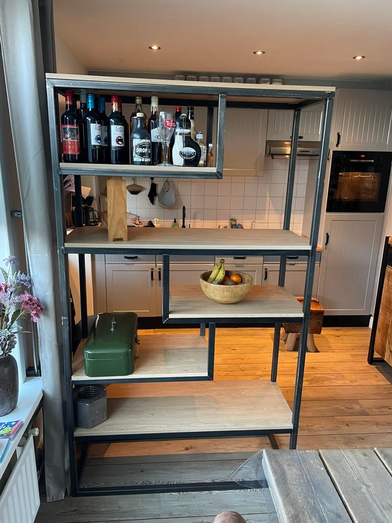 Industrieele vakkenkast, Ophalen, Zo goed als nieuw