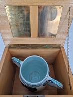 Ceremoniële Delfts Aardewerk Wijnkruik met kist/locatie, Ophalen of Verzenden