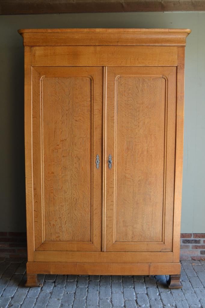 Prachtige grote strakke antieke houten Louis Philippe kast.