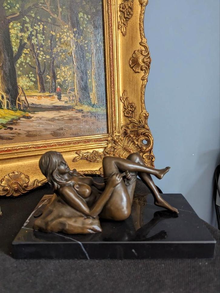 Bronzen beeldje van liggende vrouw op marmeren sokkel, Antiek en Kunst, Kunst | Beelden en Houtsnijwerken, Ophalen of Verzenden