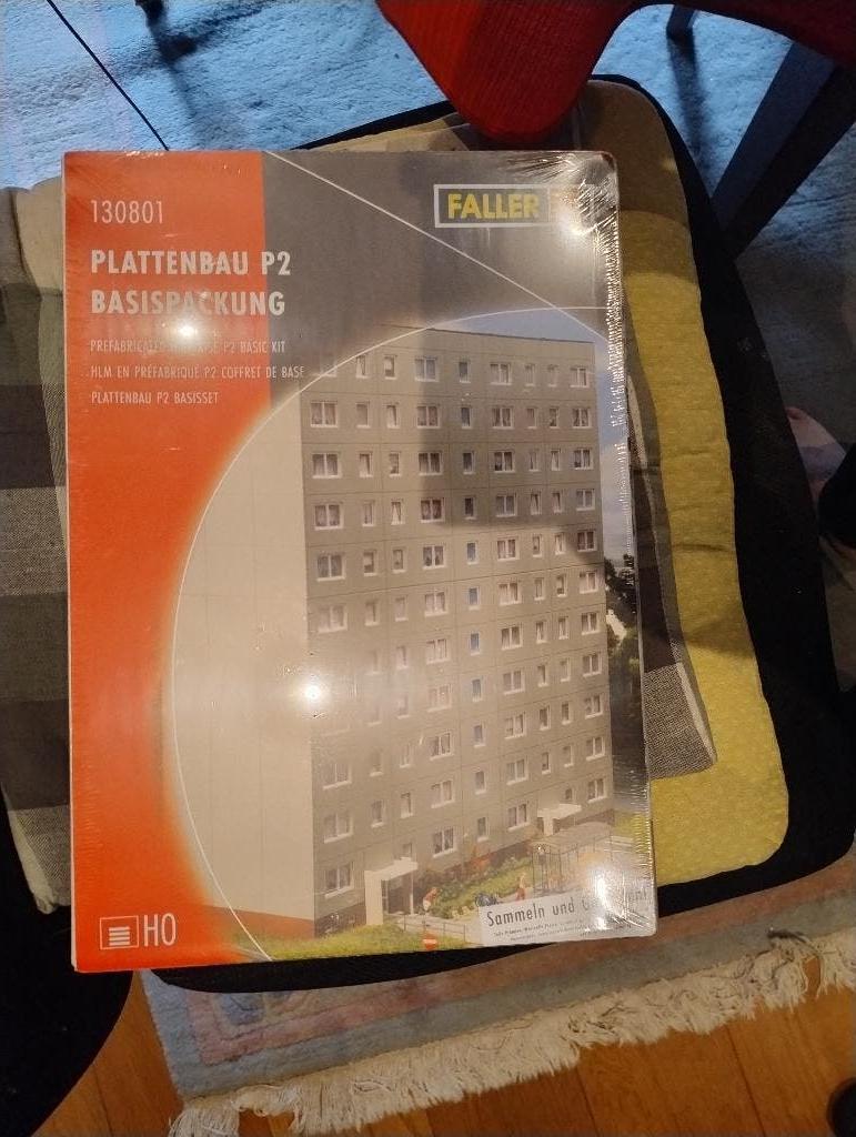 Faller 130801 – Plattenbau P2 basispakket (H0), Gelijkstroom of Wisselstroom, Brug, Tunnel of Gebouw, Nieuw, Ophalen