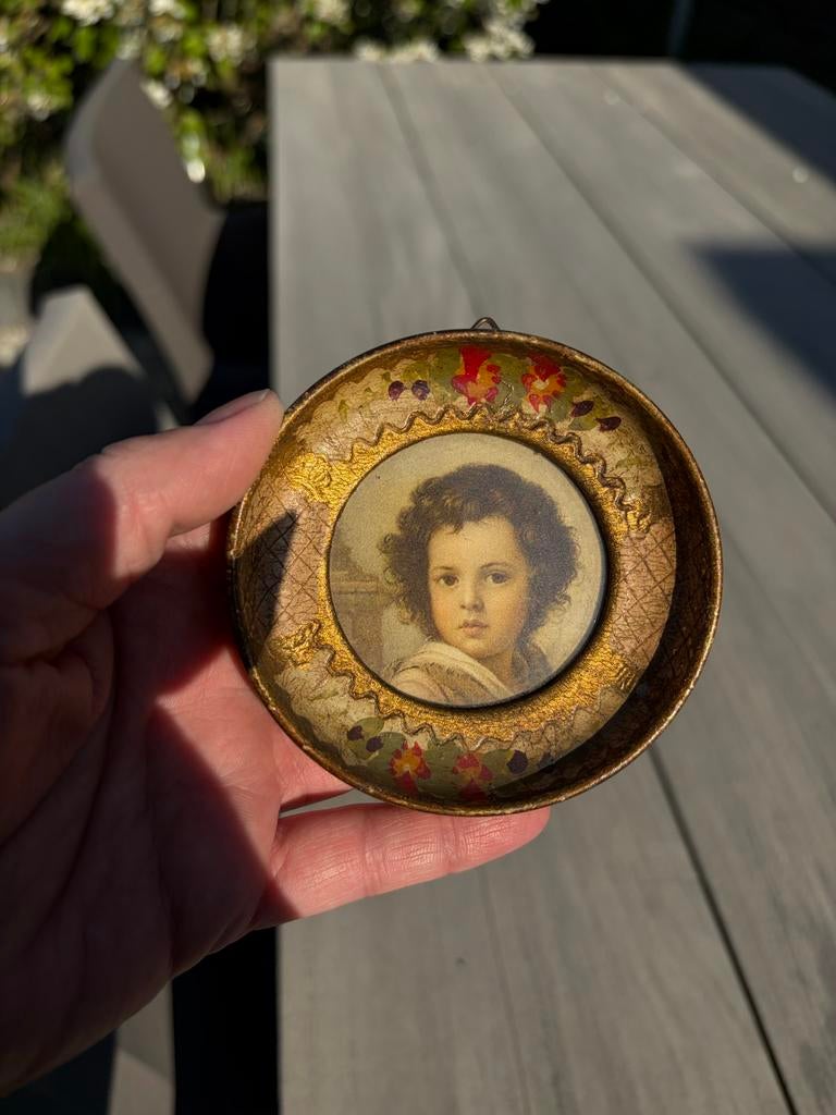 Oud rond schilderijtje met gouden lijstje, Ophalen of Verzenden