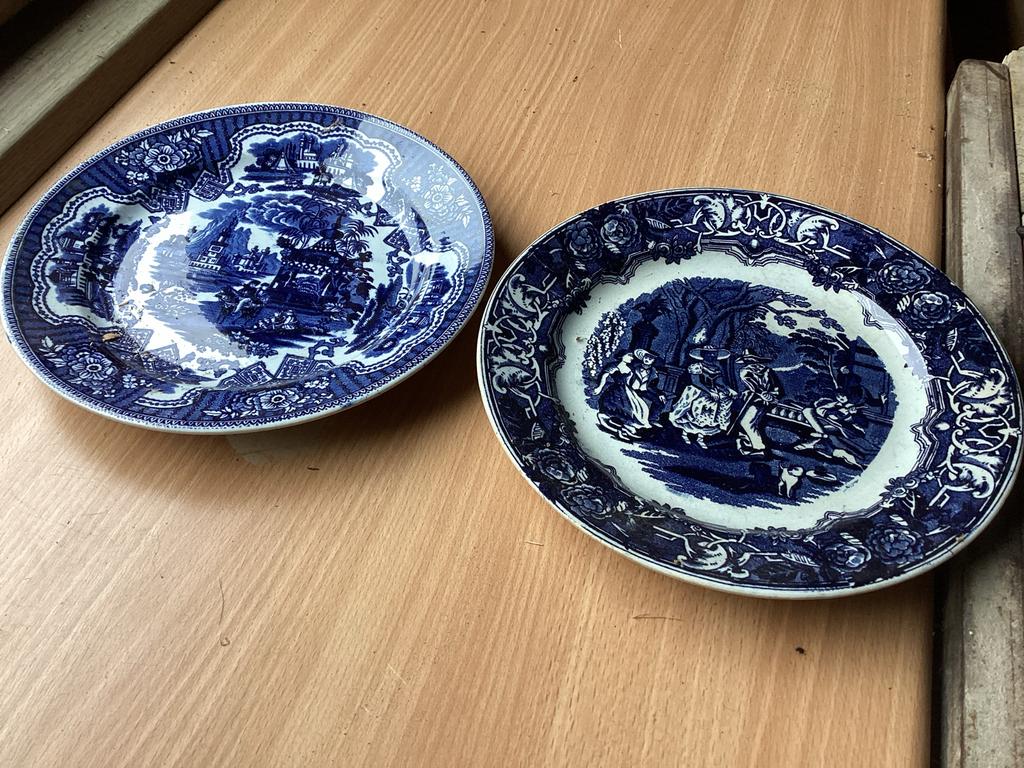 Twee blauw-witte borden, Petrus Regout Maastricht, Antiek en Kunst, Antiek | Servies los, Ophalen of Verzenden