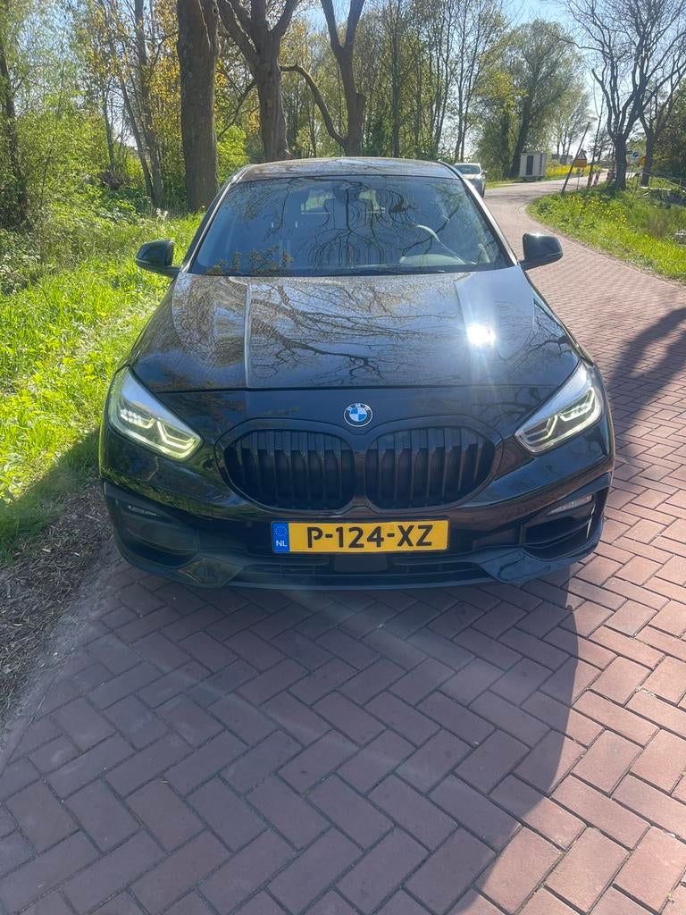 BMW 1-Serie 118i 140pk Aut 2020 Zwart met nieuwe apk, Zwart, Navigatiesysteem, Particulier, 3 cilinders