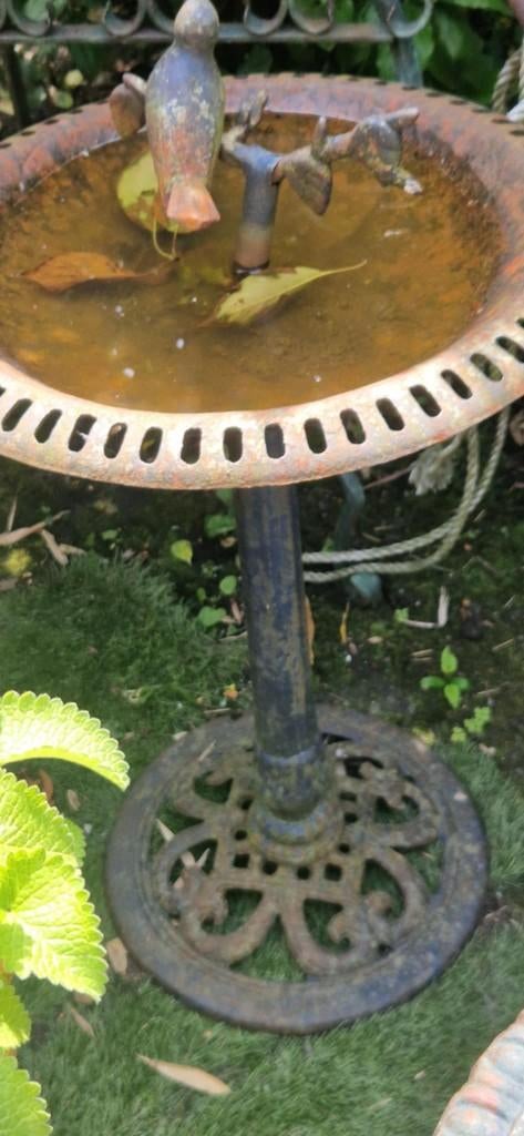 prachtig doorleefd gietijzeren vogelbad op statief(brocante), Ophalen, Gebruikt