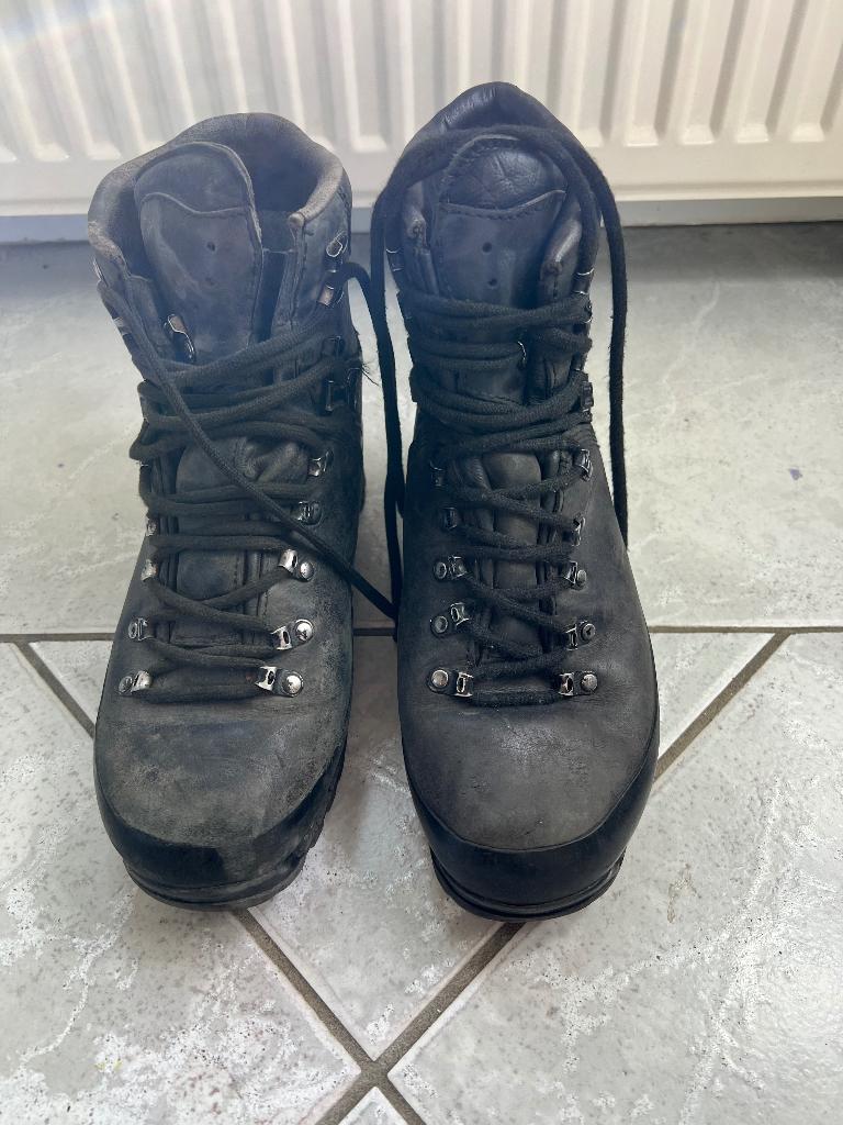 Gedragen paar Meindl 3716-01 Island Pro M1 maat 270M. 43, Sport en Fitness, Bergsport en Wandelen, Verzenden, Gebruikt, Schoenen