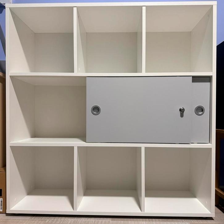 Witte boekenkast met schuifdeur - 107x106x36cm, Huis en Inrichting, Kasten | Boekenkasten, Gebruikt, 100 tot 150 cm, 25 tot 50 cm