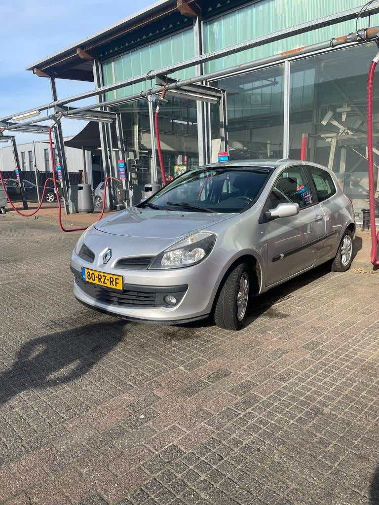 Renault Clio 1.2 16V 75 pk 3D 2005 Grijs, Auto's, Voorwielaandrijving, 74 pk, Zwart, 4 cilinders