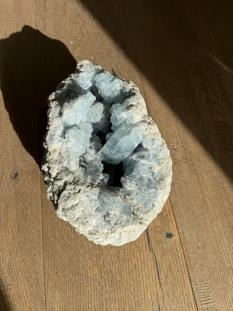 Prachtige Celestine / celestien Geode -  Kristal 10.4 kg, Verzamelen, Ophalen, Mineraal