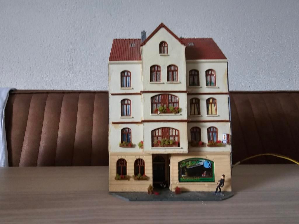 Huisje voor HO treinbaan, Hobby en Vrije tijd, Modeltreinen | H0, Overige merken, Gebruikt, Gelijkstroom, Brug, Tunnel of Gebouw