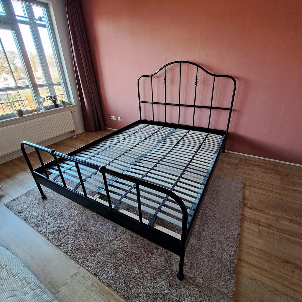 IKEA Sagstua Bed + Lönset Lattenbodem 2x, Ophalen, Zwart, Tweepersoons, Zo goed als nieuw