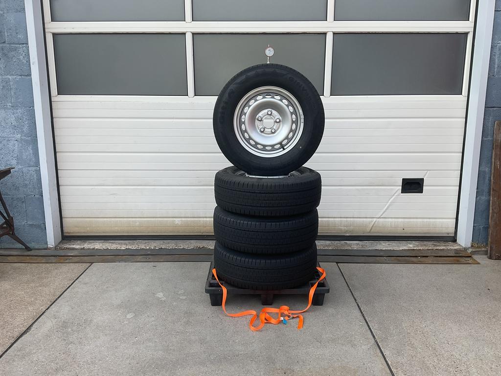 Volkswagen - Crafter.  MAN - TGE.  Zomerset. 235 - 65 - 16., Ophalen, Bestelwagen, 16 inch, Banden en Velgen