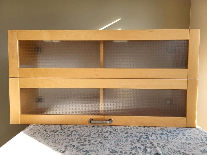 Houten vitrinekast IKEA VÄRDE met glazen deuren, Huis en Inrichting, Kasten | Vitrinekasten, 150 tot 200 cm, 50 tot 100 cm, 25 tot 50 cm